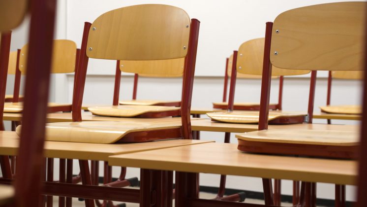 Professor age rápido e contém estudante que esfaqueou colegas em escola. (Foto Pexels)