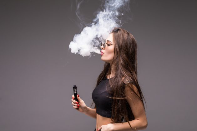 Além disso, a legislação impõe restrições aos vapes, como a proibição de sabores e de dispositivos mais baratos. (Foto: Freepik)