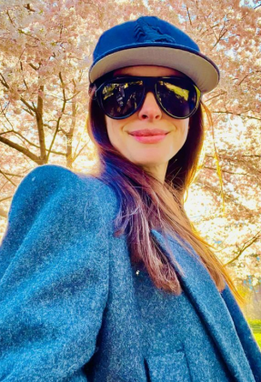 Anne Hathaway revela estar sóbria há mais de cinco anos, cumprindo uma promessa feita em 2019. (Foto: Instagram)