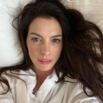 Hathaway demonstrou gratidão pela jornada que a levou à sobriedade e pela oportunidade de compartilhar sua história. (Foto: Instagram)