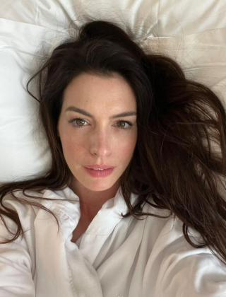 Hathaway demonstrou gratidão pela jornada que a levou à sobriedade e pela oportunidade de compartilhar sua história. (Foto: Instagram)