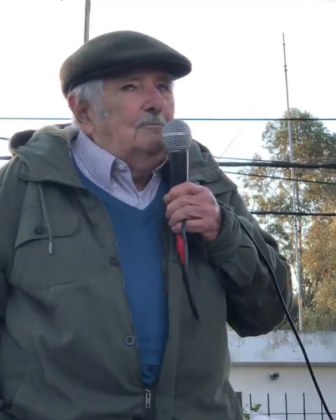Mesmo aposentado, Mujica participou ativamente de campanhas políticas de esquerda, como a de Lula da Silva em 2022. (Foto: Instagram)