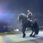 O animal, da raça Friesian, pertence ao haras do cantor. (Foto: Instagram)