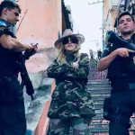 A última passagem de Madonna no Brasil foi em 2017 e ela visitou uma favela no Rio de Janeiro. (Foto: Instragram)