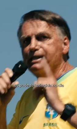 Outros carregavam balões amarelos com o slogan da campanha de Bolsonaro "Brasil acima de tudo". (Foto: Instagram)