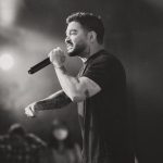"A hora certa de estender a mão, a hora certa de guardar e chorar sobre a vida de alguém”, refletiu o artista. (Foto Instagram)