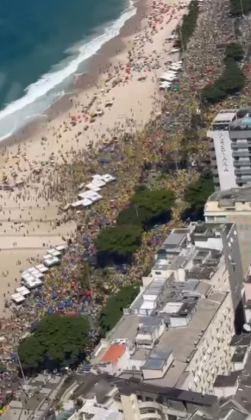 Apoiadores de Bolsonaro se reuniram em Copacabana para manifestação pela democracia e liberdade. (Foto: Instagram)