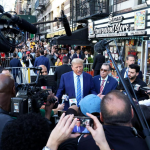 Donald Trump foi multado em US$ 1 mil por desacato à ordem de silêncio em seu processo criminal. (Foto: Instagram)