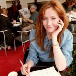 Rowling elogiou três mulheres que moveram a ação. (Foto: Instagram)