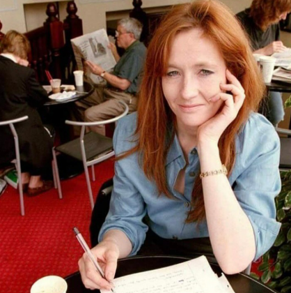 Rowling elogiou três mulheres que moveram a ação. (Foto: Instagram)