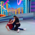 Ao abraçar Tadeu Schmidt, ela acabou derrubando o apresentador ao vivo. (Foto: TV Globo)