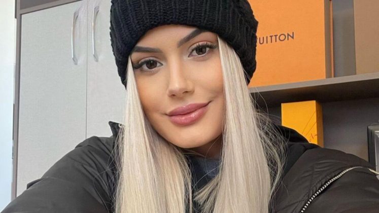 A cantora também está comprometida de novo e recentemente anunciou que está noiva do ator Ricardo Viana. (Foto: Instagram)