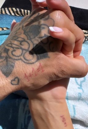 Esposa de Daniel Alves posta foto de mãos dadas com ex-jogador uma semana após soltura. (Foto: Instagram)
