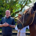 Matteus ganha cavalos do diretor da Globo. (Foto: Instagram)
