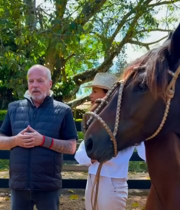 Matteus ganha cavalos do diretor da Globo. (Foto: Instagram)