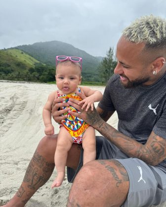 Neymar ao lado da sua filha Mavie. (Foto: Instagram)