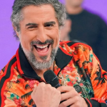 O apresentador traz um estilo descontraído e autêntico. (Foto: Instagram)
