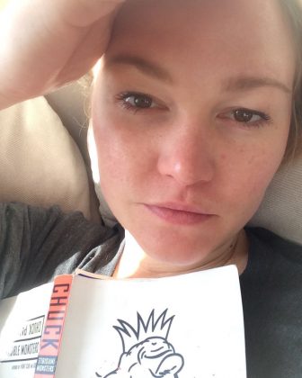 A atriz americana Julia Stiles pegou os seus fãs de surpresa com uma notícia inesperada. (Foto: Instagram)