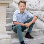 Após o anuncio do Rei Charles III e de Kate Middleton revelarem que estão com câncer, a Família Real vem passando por grandes mudanças. Devido a não saberem se o rei vai renunciar o trono. Com esse cenário, Kate Middleton e o Príncipe William começaram a preparar o filho mais velho, George, para assumir o trono futuramente, após a renuncia ou morte do pai (Foto: Instagram)