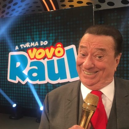 Ele foi presenteado com um microfone dourado, símbolo icônico de sua carreira televisiva. (Foto Instagram)