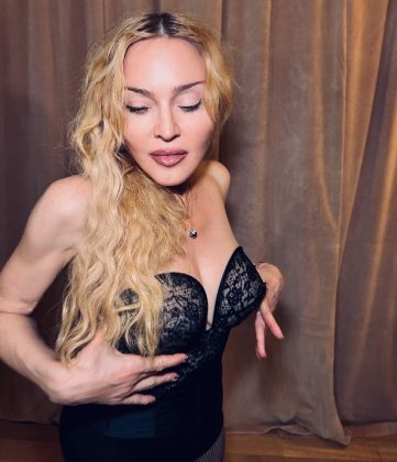 No vídeo, ela canta diante de uma cruz e beija um ator que interpreta Jesus. (Foto: Instagram)