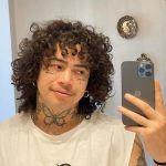 Segundo o youtuber e influencer do Piauí, cada um deve se vestir como se sentir bem. (Foto: Instagram)