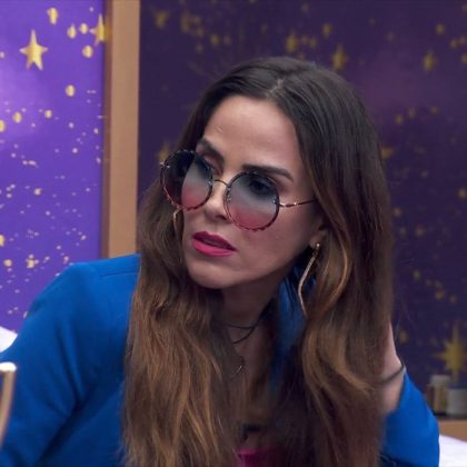 Nesta terça-feira (16), Wanessa Camargo foi recebida com uma multidão de fãs na porta do Projac. A cantora que foi expulsa do reality, acusada de ter agredido Davi (Foto: Globoplay)