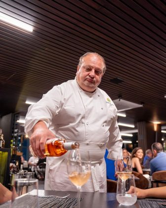 "Eu ganho Muito pouco. Sou muito mal pago. Tudo que eu ganho, eu boto nos restaurantes, é reinvestido, reinvestido. Para que ganhar dinheiro?", comentou. (Foto: Instagram)