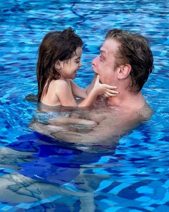 Segundo o ator, faz sete meses que ele não vê a sua filha caçula, Alana Ayo. (Foto: Instagram)