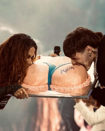 A cantora ganhou um bolo em formato inusitado para comemorar mais um ano de vida. (Fonte: Instagram)