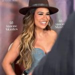A cantora, Simone Mendes, visitou a casa do amigo, Carlinhos Maia e divertiu a web ao ver os novos lustres do influenciador. De maneira descontraída, os dois riram ao julgarem os objetos, que são feios e que com apenas mais um detalhe poderia virar um balão do Mickey Mouse (Foto: Instagram)