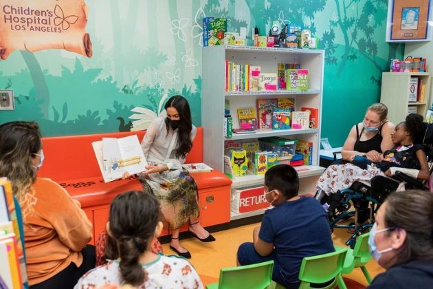 Meghan Markle visita hospital infantil em Los Angeles e faz momento de leitura com as crianças (Foto: Instagram)