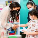 Longe da Família Real e da Inglaterra, Meghan Markle continua engajada nas ações de caridade nos Estados Unidos (Foto: Instagram)