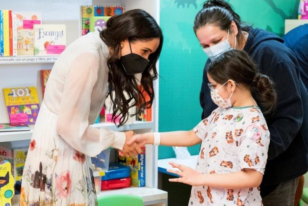 Longe da Família Real e da Inglaterra, Meghan Markle continua engajada nas ações de caridade nos Estados Unidos (Foto: Instagram)