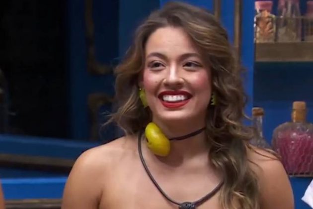Tadeu Schmidt faz alerta após Beatriz usar top de casca de laranja no BBB 24. (Foto: Tv Globo)