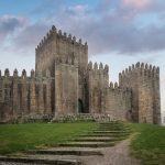 O castelo foi construído no século 12. (Foto: Instagram)