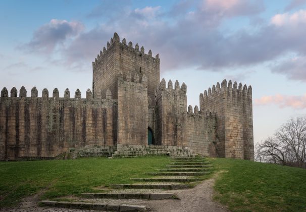 O castelo foi construído no século 12. (Foto: Instagram)