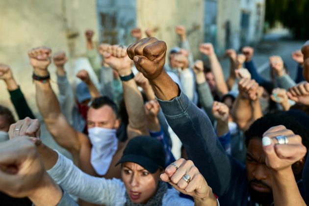 Os protestos também refletiram uma demanda por melhor governança e transparência. (Foto: Freepik)