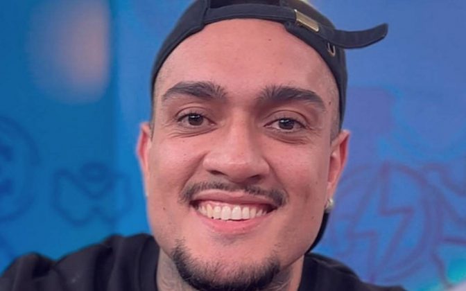 O cantor alerta sobre a seriedade dos tiques faciais e a necessidade de tratamento. (Foto: Instagram)