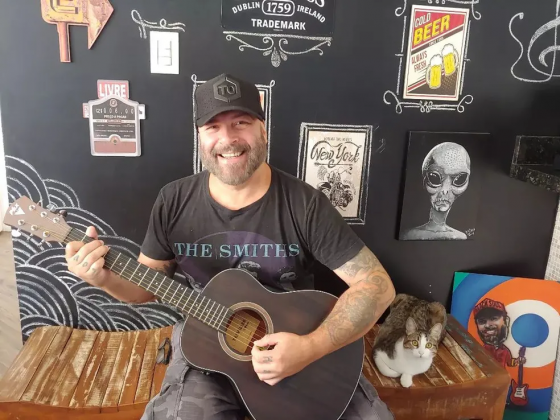 Mingau tem 57 anos e é baixista da banda Ultraje a Rigor. (Foto: Instagram)