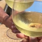 Depois de postar uma foto brindando duas taças de vinho, eis que veio a revelação. (Foto: Instagram)