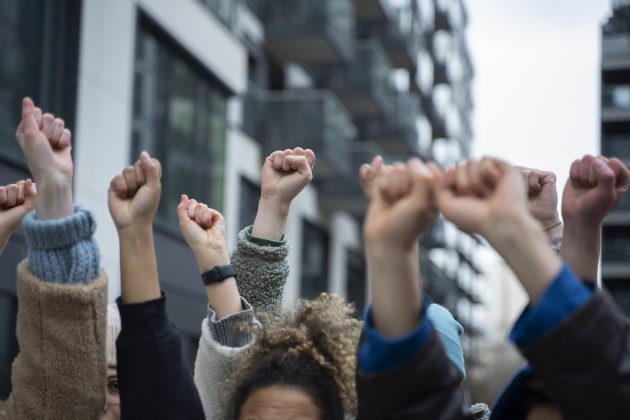 As reformas propostas pelo governo geraram intensos debates e mobilizações em todo o país. (Foto: Freepik)