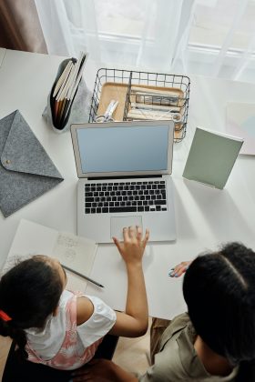 Os aparelhos eletrônicos, celulares e computadores encontrados no local foram apreendidos e serão submetidos a perícia. (Foto Pexels)