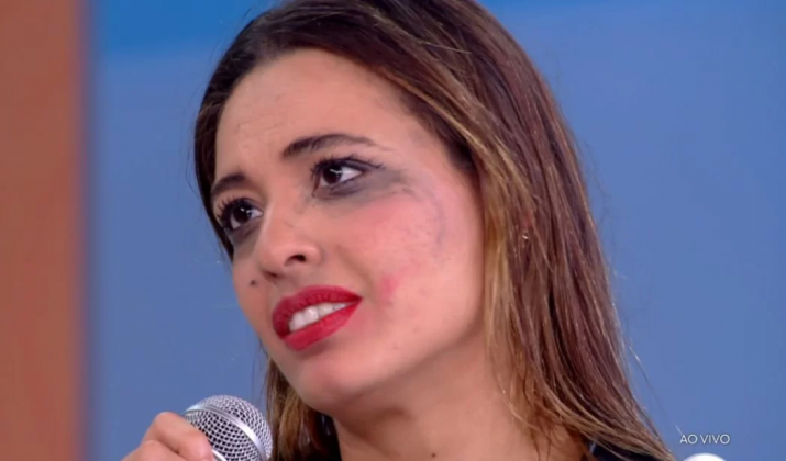 Beatriz reis após ser eliminada no BBB. (Foto: TV Globo)