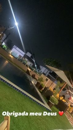 A casa conta com piscina, churrasqueira, área de lazer e fica em um bairro nobre de Salvador. (Foto: Instagram)