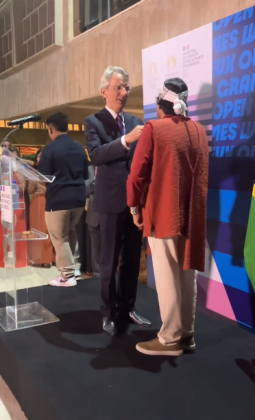 A condecoração reforça o compromisso da França com a defesa dos povos indígenas e do meio ambiente, tema prioritário na cooperação entre os dois países. (Foto: Instagram)