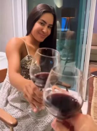À noite, amigos se reuniram para brindar o reencontro com vinho. (Foto: Instagram)