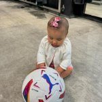 Pai e filha usam shorts com a mesma estampa em fotos encantadoras. (Foto: Instagram)