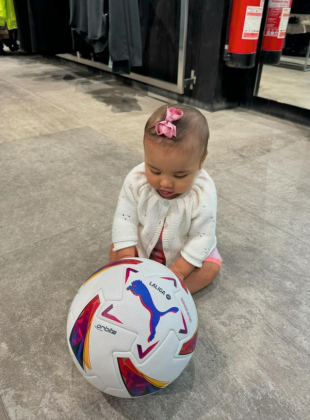 Pai e filha usam shorts com a mesma estampa em fotos encantadoras. (Foto: Instagram)