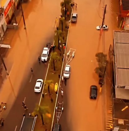 Em Porto Alegre, algumas equipes trabalharam durante a noite. Uma força-tarefa que já resgatou mais de 500 pessoas nos últimos dois dias, quando a água invadiu as ruas das cidades. (Foto: Instagram)